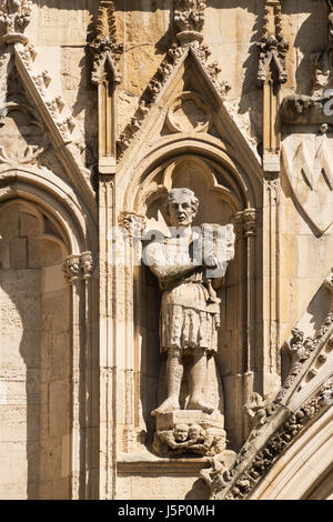 Sculpté en pierre statue de Robert de Vavasour sur façade ouest de la cathédrale de York, York, North Yorkshire, Angleterre, Royaume-Uni Banque D'Images