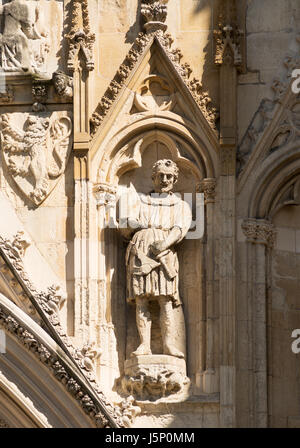 Sculpté en pierre statue de Robert de Percy sur la façade ouest de la cathédrale de York, York, North Yorkshire, Angleterre, Royaume-Uni Banque D'Images