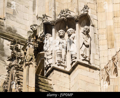 La statuaire religieuse sur la façade ouest de la cathédrale de York, York, North Yorkshire, Angleterre, Royaume-Uni Banque D'Images