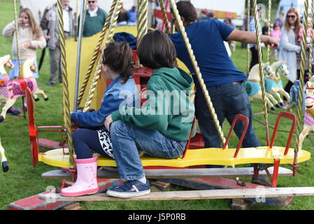 Frère et soeur sur fairground ride (Brighton le jour de la pomme, Stanmer Park, Banque D'Images