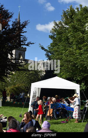 Les concerts avec les enfants à danser à apple harvest celebration, Stanmer Park, Angleterre Banque D'Images