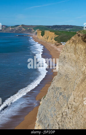 Voir à marée basse le long de la Côte Jurassique Dorsets vers le Cap d'or depuis les falaises à Burton Bradstock. Partie de la South West Coast Path Banque D'Images