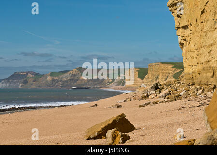 Voir à marée basse le long de la Côte Jurassique Dorsets vers le Cap d'or de la plage de Burton Bradstock. Partie de la South West Coast Path Banque D'Images