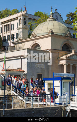 Les passagers se préparent à des ferry-boat à la Villa Carlotta Tremezzo à Bellagio, Lac de Côme, Italie en avril Banque D'Images