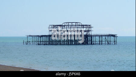 Vue sur les vestiges de la jetée Ouest détruit à Brighton Banque D'Images