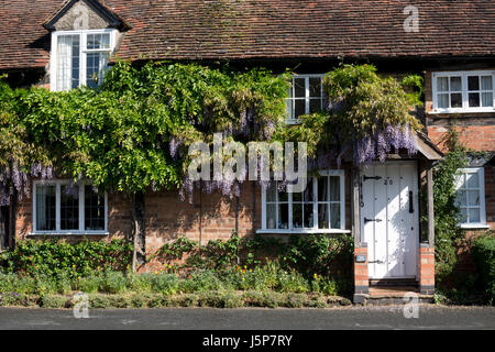 La glycine de croissant sur les cottages en Bridge End, Warwick, Warwickshire, UK Banque D'Images