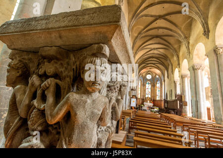 Mozac. Les atlantes. Sculptures de l'église abbatiale Saint-Pierre. Département du Puy de Dome. Auvergne-Rhône-Alpes. France Banque D'Images