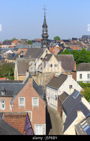 Façade du 13e siècle l'église gothique de Saint Catherine à l'intérieur du béguinage de Tongres, en Belgique Banque D'Images