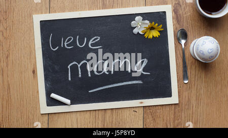 Chère Mère écrit en néerlandais sur une ardoise Banque D'Images