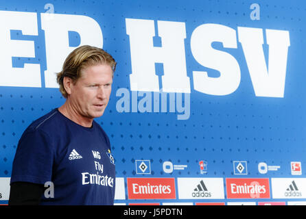 Hambourg, Allemagne. 18 mai, 2017. Markus Gisdol, entraîneur de Bundesliga football club Hambourg SV, lors d'une conférence de presse avant leur match contre le VfL Wolfsburg le week-end, à Hambourg, Allemagne, 18 mai 2017. Photo : Markus Scholz/dpa/Alamy Live News Banque D'Images