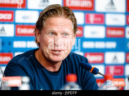 Hambourg, Allemagne. 18 mai, 2017. Markus Gisdol, entraîneur de Bundesliga football club Hambourg SV, lors d'une conférence de presse avant leur match contre le VfL Wolfsburg le week-end, à Hambourg, Allemagne, 18 mai 2017. Photo : Markus Scholz/dpa/Alamy Live News Banque D'Images