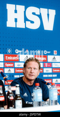 Hambourg, Allemagne. 18 mai, 2017. Markus Gisdol, entraîneur de Bundesliga football club Hambourg SV, lors d'une conférence de presse avant leur match contre le VfL Wolfsburg le week-end, à Hambourg, Allemagne, 18 mai 2017. Photo : Markus Scholz/dpa/Alamy Live News Banque D'Images