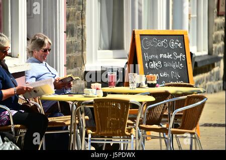 Pays de Galles Aberystwyth Uk, jeudi 18 mai 2017 UK Weather : Personnes bénéficiant d'un beau matin ensoleillé et chaud à Aberystwyth, sur la côte de la Baie de Cardigan, West Wales Crédit photo : Keith morris/Alamy Live News Banque D'Images