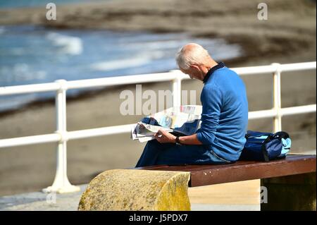 Pays de Galles Aberystwyth Uk, jeudi 18 mai 2017 UK Weather : Personnes bénéficiant d'un beau matin ensoleillé et chaud à Aberystwyth, sur la côte de la Baie de Cardigan, West Wales Crédit photo : Keith morris/Alamy Live News Banque D'Images