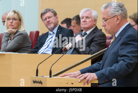 Munich, Allemagne. 18 mai, 2017. Le ministre de l'intérieur de Bavière Joachim Herrmann (r, CSU) prenant la parole à l'état, le Parlement Landtag de Bavière à Munich, Allemagne, 18 mai 2017. Dans l'arrière-plan sont l'Europe Ministre Beate Merk (l-r) Chancellerie d'État, le ministre Marcel Huber, et le Premier Ministre de Bavière, Horst Seehofer (CSU) tous. Photo : Peter Kneffel/dpa/Alamy Live News Banque D'Images