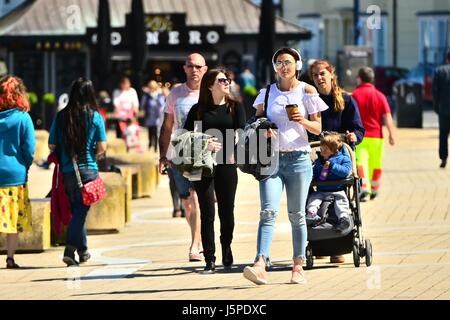 Pays de Galles Aberystwyth Uk, jeudi 18 mai 2017 UK Weather : Personnes bénéficiant d'un beau matin ensoleillé et chaud à Aberystwyth, sur la côte de la Baie de Cardigan, West Wales Crédit photo : Keith morris/Alamy Live News Banque D'Images