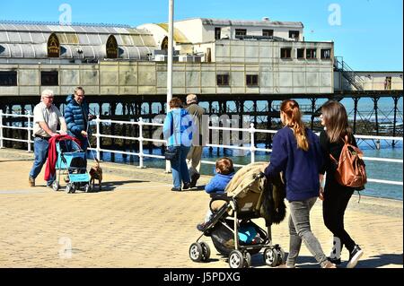 Pays de Galles Aberystwyth Uk, jeudi 18 mai 2017 UK Weather : Personnes bénéficiant d'un beau matin ensoleillé et chaud à Aberystwyth, sur la côte de la Baie de Cardigan, West Wales Crédit photo : Keith morris/Alamy Live News Banque D'Images