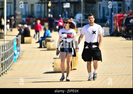 Pays de Galles Aberystwyth Uk, jeudi 18 mai 2017 UK Weather : Personnes bénéficiant d'un beau matin ensoleillé et chaud à Aberystwyth, sur la côte de la Baie de Cardigan, West Wales Crédit photo : Keith morris/Alamy Live News Banque D'Images