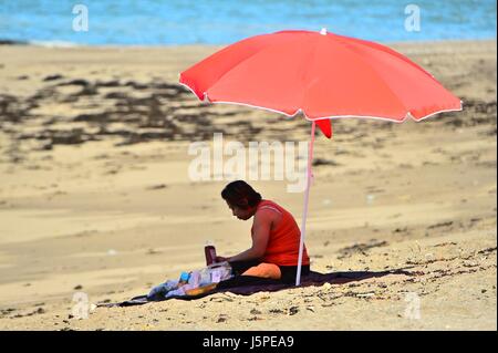 Pays de Galles Aberystwyth Uk, jeudi 18 mai 2017 UK Weather : Personnes bénéficiant d'un beau matin ensoleillé et chaud à Aberystwyth, sur la côte de la Baie de Cardigan , West Wales crédit photo Keith Morris / Alamy Live News Banque D'Images