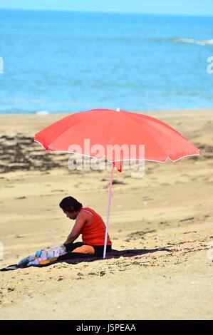 Pays de Galles Aberystwyth Uk, jeudi 18 mai 2017 UK Weather : Personnes bénéficiant d'un beau matin ensoleillé et chaud à Aberystwyth, sur la côte de la Baie de Cardigan , West Wales crédit photo Keith Morris / Alamy Live News Banque D'Images