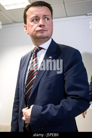 Le ministre polonais de l'Intérieur et de l'Administration Mariusz Blaszczak parle à la presse au siège du Conseil européen à Bruxelles, Belgique le 18.05.2017 par Wiktor Dabkowski [restreint à utiliser seulement hors de Pologne] utilisation dans le monde entier | Banque D'Images