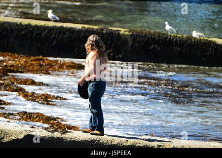 Pays de Galles Aberystwyth Uk, jeudi 18 mai 2017 UK Weather : Personnes bénéficiant d'un beau matin ensoleillé et chaud à Aberystwyth, sur la côte de la Baie de Cardigan , West Wales crédit photo Keith Morris / Alamy Live News Banque D'Images