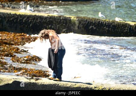 Pays de Galles Aberystwyth Uk, jeudi 18 mai 2017 UK Weather : Personnes bénéficiant d'un beau matin ensoleillé et chaud à Aberystwyth, sur la côte de la Baie de Cardigan , West Wales crédit photo Keith Morris / Alamy Live News Banque D'Images