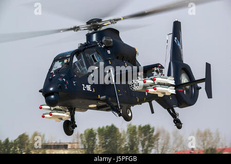 Harbin. 18 mai, 2017. La Chine avancés Z-19E hélicoptère armé fait son premier vol dans la région de Harbin dans le nord-est de la province de la Chine, le 18 mai 2017. La nouvelle génération du modèle axé sur l'exportation a été mis au point par l'AVIC Harbin Aircraft industrie pour répondre aux exigences de la force militaire internationale marché du commerce, selon l'Aviation Industry Corporation of China (AVIC). Credit : Yue Shuhua/Xinhua/Alamy Live News Banque D'Images