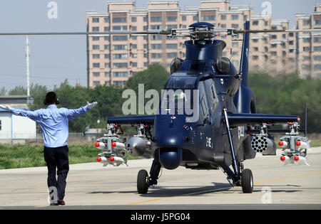 Harbin. 18 mai, 2017. La Chine avancés Z-19E hélicoptère armé se prépare à faire son premier vol à Harbin dans la province du nord-est de la Chine, le 18 mai 2017. La nouvelle génération du modèle axé sur l'exportation a été mis au point par l'AVIC Harbin Aircraft industrie pour répondre aux exigences de la force militaire internationale marché du commerce, selon l'Aviation Industry Corporation of China (AVIC). Credit : Liu Yang/Xinhua/Alamy Live News Banque D'Images