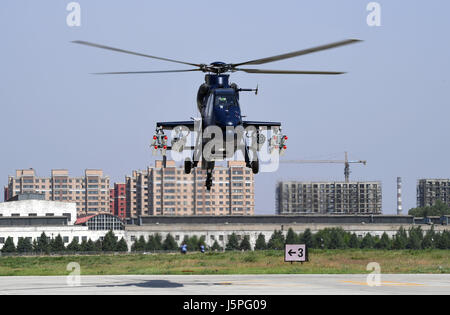 Harbin. 18 mai, 2017. La Chine avancés Z-19E hélicoptère armé fait son premier vol dans la région de Harbin dans le nord-est de la province de la Chine, le 18 mai 2017. La nouvelle génération du modèle axé sur l'exportation a été mis au point par l'AVIC Harbin Aircraft industrie pour répondre aux exigences de la force militaire internationale marché du commerce, selon l'Aviation Industry Corporation of China (AVIC). Credit : Liu Yang/Xinhua/Alamy Live News Banque D'Images