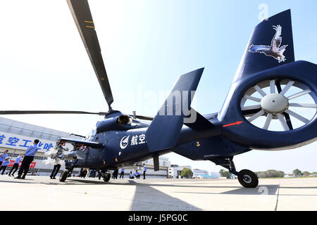 Harbin. 18 mai, 2017. La Chine avancés Z-19E hélicoptère armé terres après son premier vol à Harbin dans la province du nord-est de la Chine, le 18 mai 2017. La nouvelle génération du modèle axé sur l'exportation a été mis au point par l'AVIC Harbin Aircraft industrie pour répondre aux exigences de la force militaire internationale marché du commerce, selon l'Aviation Industry Corporation of China (AVIC). Credit : Liu Yang/Xinhua/Alamy Live News Banque D'Images