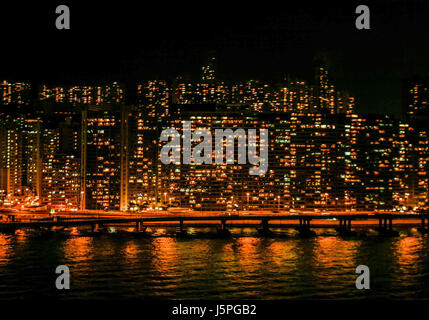 4 novembre 2006 - Hong Kong, Chine - l'horizon de la nuit peuplée hi-rise quartier résidentiel de Tsing Yi, l'île de Hong Kong, dans les Nouveaux Territoires zone urbaine. Hong Kong a longtemps été une destination touristique majeure. (Crédit Image : © Arnold Drapkin via Zuma sur le fil) Banque D'Images