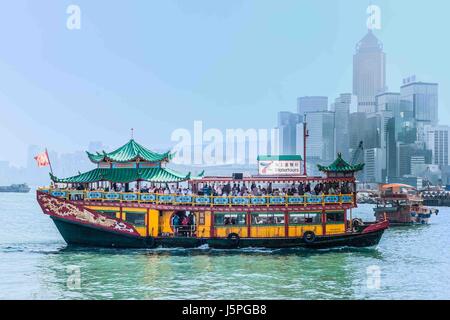 Hong Kong, Chine. Nov 4, 2006. Une image aux couleurs vives, bateau touristique décoré pour ressembler à une jonque chinoise traditionnelle, voiles à travers le Port Victoria de Hong Kong depuis longtemps, une grande destination touristique. Credit : Arnold Drapkin/ZUMA/Alamy Fil Live News Banque D'Images