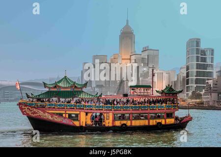 Hong Kong, Chine. Nov 4, 2006. Une image aux couleurs vives, bateau touristique décoré pour ressembler à une jonque chinoise traditionnelle, voiles à travers le Port Victoria de Hong Kong depuis longtemps, une grande destination touristique. Credit : Arnold Drapkin/ZUMA/Alamy Fil Live News Banque D'Images