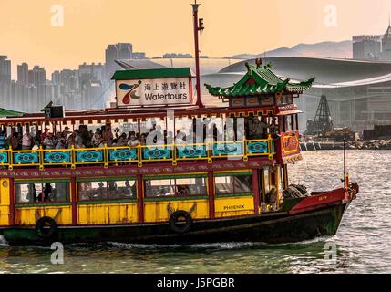 Hong Kong, Chine. Nov 4, 2006. Une image aux couleurs vives, bateau touristique décoré pour ressembler à une jonque chinoise traditionnelle, voiles à travers le Port Victoria de Hong Kong depuis longtemps, une grande destination touristique. Credit : Arnold Drapkin/ZUMA/Alamy Fil Live News Banque D'Images