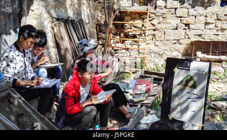 (170518) -- ZHENGZHOU, 18 mai 2017 (Xinhua) -- la peinture en étudiant Guoliang (Village, Huixian, centre de la Chine, la province du Henan, le 17 mai 2017. Le couloir est une falaise Guoliang (1 250 mètres de long route construite le long de la falaise. La construction de cette route miraculeuse a duré cinq ans de 1972 à 1977, et a été construit à la main par les villageois purement de Guoliang (Village. Grâce à cette route, les villageois ici chasser la pauvreté. (Xinhua/Fengguo Zhang) (lfj) Banque D'Images