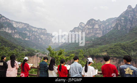 (170518) -- ZHENGZHOU, 18 mai 2017 (Xinhua) -- Les élèves la peinture à une plate-forme touristique dans Guoliang (Village, Huixian, centre de la Chine, la province du Henan, le 17 mai 2017. Le couloir est une falaise Guoliang (1 250 mètres de long route construite le long de la falaise. La construction de cette route miraculeuse a duré cinq ans de 1972 à 1977, et a été construit à la main par les villageois purement de Guoliang (Village. Grâce à cette route, les villageois ici chasser la pauvreté. (Xinhua/Fengguo Zhang) (lfj) Banque D'Images