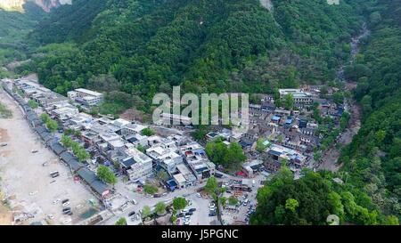 (170518) -- ZHENGZHOU, 18 mai 2017 (Xinhua) -- Photo prise le 18 mai 2017 montre Guoliang (Village, Huixian, centre de la Chine, la province du Henan. Le couloir est une falaise Guoliang (1 250 mètres de long route construite le long de la falaise. La construction de cette route miraculeuse a duré cinq ans de 1972 à 1977, et a été construit à la main par les villageois purement de Guoliang (Village. Grâce à cette route, les villageois ici chasser la pauvreté. (Xinhua/Li Bo) (lfj) Banque D'Images