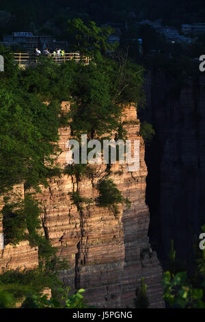 (170518) -- ZHENGZHOU, 18 mai 2017 (Xinhua) -- Les touristes de profiter du paysage à une plate-forme en Guoliang (Village, Huixian, centre de la Chine, la province du Henan, le 17 mai 2017. Le couloir est une falaise Guoliang (1 250 mètres de long route construite le long de la falaise. La construction de cette route miraculeuse a duré cinq ans de 1972 à 1977, et a été construit à la main par les villageois purement de Guoliang (Village. Grâce à cette route, les villageois ici chasser la pauvreté. (Xinhua/Zhu Xiang) (lfj) Banque D'Images