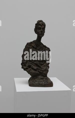 Gagosian Gallery, Londres, Royaume-Uni. 18 mai, 2017. Substance et Shadow sculptures d'Alberto Giacometti et leurs photographies par Peter Lindbergh. Gagosian est heureux de présenter une exposition de sculptures d'Alberto Giacometti, ainsi que des photographies de Peter Lindbergh. En 2016, Lindbergh a été invité à photographier les plâtres et les bronzes de Giacometti avec l'aide à la collecte de l'Kusthaus Zurch - la plus grande et la plus importante collection d'œuvres de Giacometti dans un musée, dont cent cinquante sculptures ainsi que des peintures. Crédit : Charlie J'Ercilla/Alamy Live News Banque D'Images