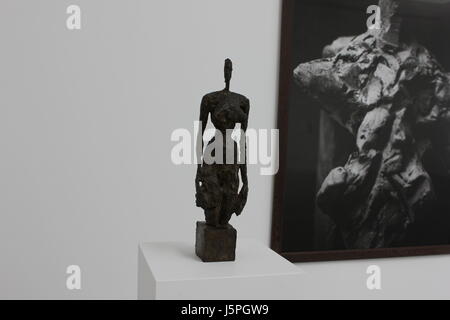 Gagosian Gallery, Londres, Royaume-Uni. 18 mai, 2017. Substance et Shadow sculptures d'Alberto Giacometti et leurs photographies par Peter Lindbergh. Gagosian est heureux de présenter une exposition de sculptures d'Alberto Giacometti, ainsi que des photographies de Peter Lindbergh. En 2016, Lindbergh a été invité à photographier les plâtres et les bronzes de Giacometti avec l'aide à la collecte de l'Kusthaus Zurch - la plus grande et la plus importante collection d'œuvres de Giacometti dans un musée, dont cent cinquante sculptures ainsi que des peintures. Crédit : Charlie J'Ercilla/Alamy Live News Banque D'Images