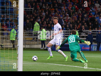 Kharkiv, Ukraine. 17 mai, 2017. Andriy Yarmolenko de Dynamo Kiev (en blanc) lors des attaques de l'Ukraine Coupe du dernier match contre le Shakhtar Donetsk au CSO en stade Metalist Kharkiv, Ukraine. Crédit : Oleksandr Prykhodko/Alamy Live News Banque D'Images