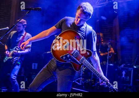 Marburg-Dagobertshausen, Allemagne. 17 mai, 2017. Joris, auteur-compositeur allemand, vrai nom Joris Ramon Buchholz (né en 1989), concert exclusif (avec son groupe) à Eventscheune Hofgut Dagobertshausen (Vila Vita Marburg). Crédit : Christian Lademann/Alamy Live News Banque D'Images