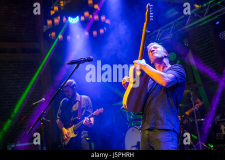 Marburg-Dagobertshausen, Allemagne. 17 mai, 2017. Joris, auteur-compositeur allemand, vrai nom Joris Ramon Buchholz (né en 1989), concert exclusif (avec son groupe) à Eventscheune Hofgut Dagobertshausen (Vila Vita Marburg). Crédit : Christian Lademann/Alamy Live News Banque D'Images