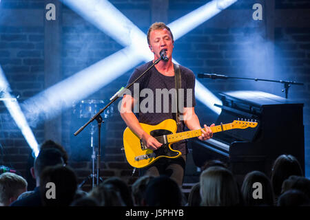 Marburg-Dagobertshausen, Allemagne. 17 mai, 2017. Joris, auteur-compositeur allemand, vrai nom Joris Ramon Buchholz (né en 1989), concert exclusif (avec son groupe) à Eventscheune Hofgut Dagobertshausen (Vila Vita Marburg). Crédit : Christian Lademann/Alamy Live News Banque D'Images