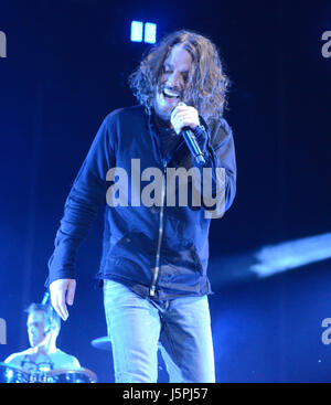 13 mai 2017 : la chanteuse et auteur-compositeur Chris Cornell effectue avec son groupe Soundgarden pendant l'invasion du Nord Music Festival à Somerset, dans le Wisconsin. Ricky Bassman/Cal Sport Media Banque D'Images