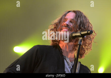 13 mai 2017 : la chanteuse et auteur-compositeur Chris Cornell effectue avec son groupe Soundgarden pendant l'invasion du Nord Music Festival à Somerset, dans le Wisconsin. Ricky Bassman/Cal Sport Media Banque D'Images