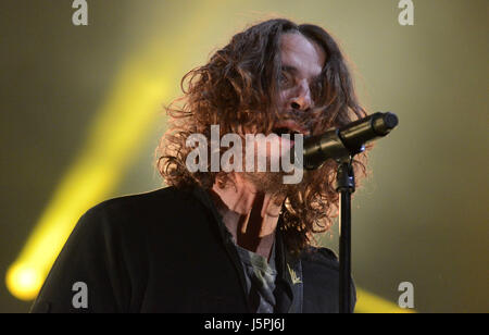 13 mai 2017 : la chanteuse et auteur-compositeur Chris Cornell effectue avec son groupe Soundgarden pendant l'invasion du Nord Music Festival à Somerset, dans le Wisconsin. Ricky Bassman/Cal Sport Media Banque D'Images