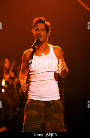 Chris Cornell d'Audioslave (anciennement de Soundgarden) fonctionne à la LG Wiltern à Los Angeles, Californie. 20 mai 2005 Credit ://MediaPunch RTWard Banque D'Images