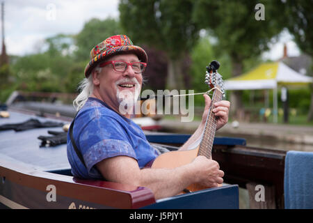 Stoke Bruerne, Northamptonshire, le 18 mai 2017. Un homme était assis sur la poupe d'un longboat jouant son Mandolino (une petite mandoline) sur une chaude après-midi sur le Grand Union Canal. Credit : Keith J Smith./Alamy Live News Banque D'Images